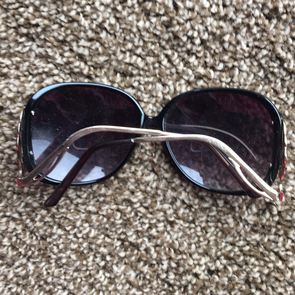 Two sunglasses - Picture 2 of 4
